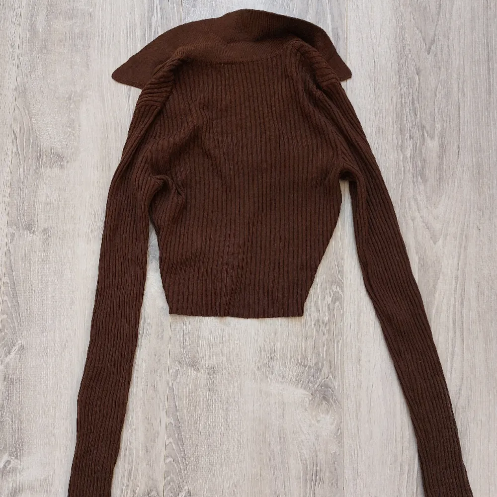 En tunn brun ribbad tröja från H&M i stl XS. Nyskick, orginalpris ca 150kr, mitt pris 30kr+frakt. Skriv priv vid intresse eller frågor🫶🏼. Tröjor & Koftor.