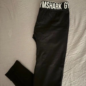 Gymshark tights  - Svarta tights från Gymshark. Gummiresor i midjan. mycket bra skick. 