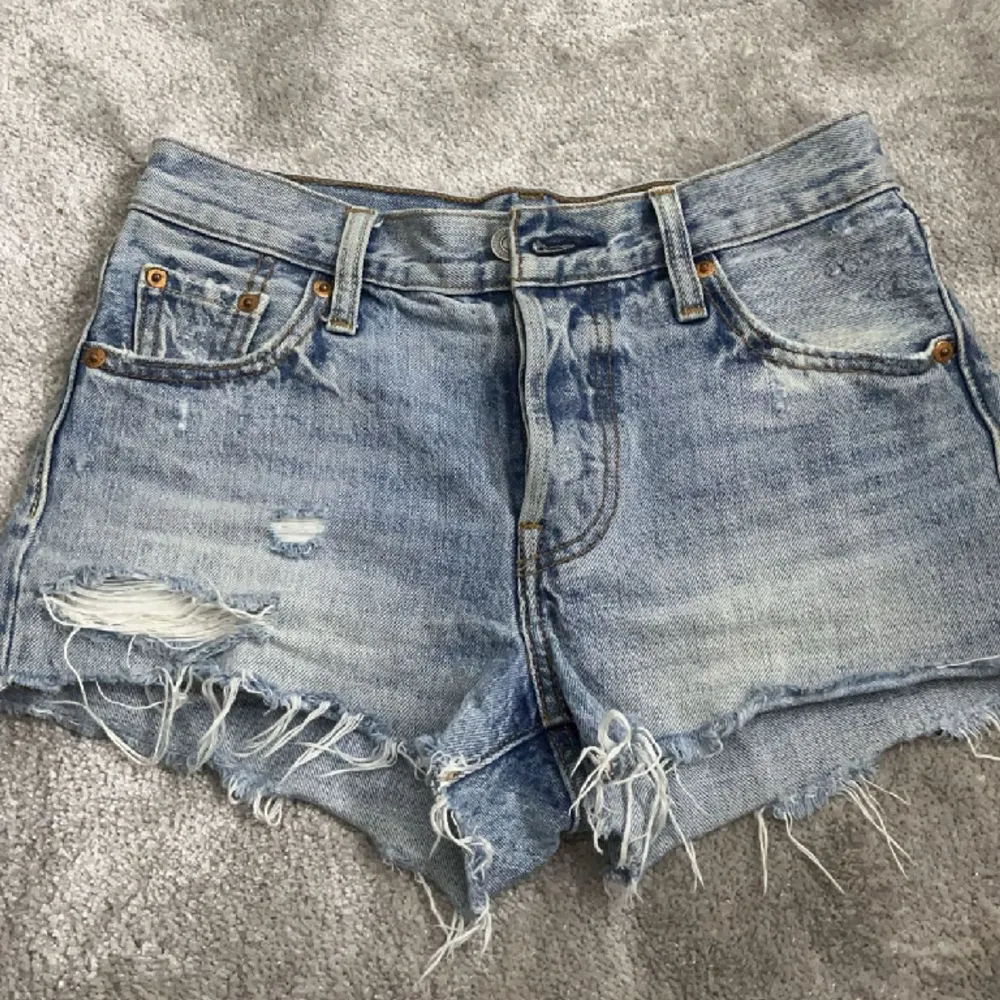 Säljer dessa jeans shorts ifrån Levi’ s då det inte andvänds!  Dom är sparsamt andvänt och i bra skick  Skriv iallafall du är intresserad eller har några funderingar.. Shorts.