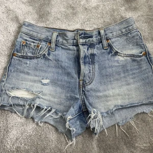 Jeans short ifrån Levi’s  - Säljer dessa jeans shorts ifrån Levi’ s då det inte andvänds!  Dom är sparsamt andvänt och i bra skick  Skriv iallafall du är intresserad eller har några funderingar.