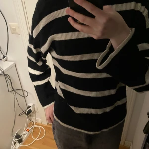 Stickad tröja  - Säljer nu min fina stickade polo tröja från only då den inte kommer till användning. Endast använd 2 gånger  Ny pris:499 Fler bilder finns  Köparen står för frakten 