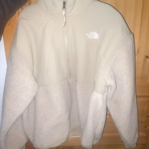 The north face jacka - north face jacka/ tröja, jag har använt den lite som båda. använt den under en kortare period innan jag köpte en likadan i annan färg. sen dess har den hängt o samlat damm. superfin, varm och gosig. samma teddymaterial i den! nypris 1500kr kom medbud