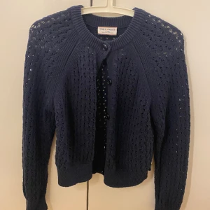 Stickad kofta💕 - Säljer denna stickade kofta som jag köpte för ett par månader sen💕 endast testad aldrig använd!!