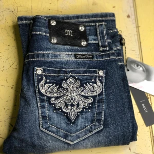 SÖKER MISS ME JEANS ELLER LIKNANDE - Söker miss me jeans eller liknande bootcut och Lågmidjade. Storlek 34 eller 36. Skriv om du har!! 