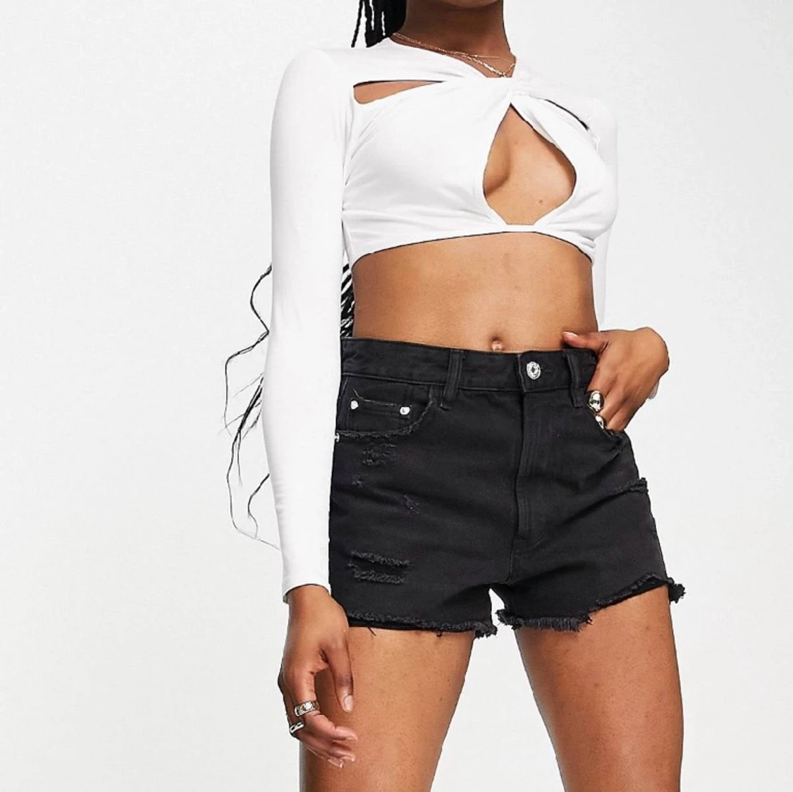 Vit cropad topp med cut outs.  - 90