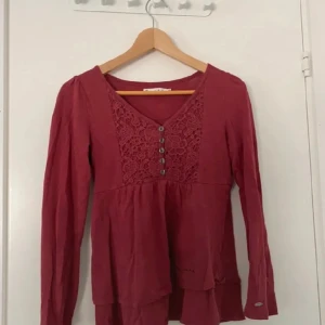 Vinröd volang topp! - Jätte gullig vinröd volang topp med trekvartsärmad från bondelid i jättefint skick inga defekter. Storlek XS. 