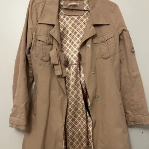 Oddmolly trenchcoat - Så gott som ny odd Molly trenchcoat, storlek S. Jättefina rosetdetaljer vid knäppningen samt på innerfickan.