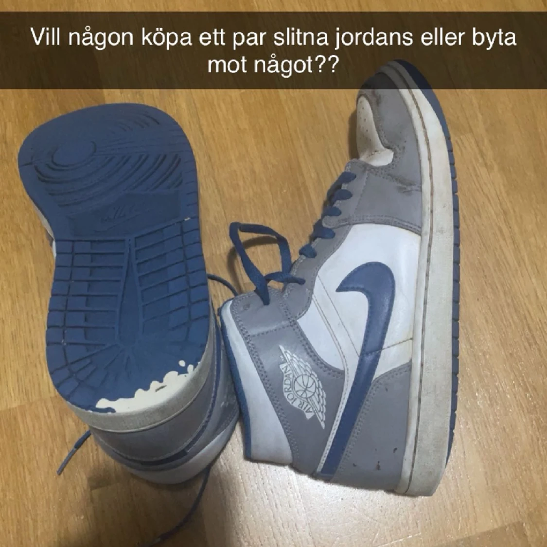 Ett par slita Jordan 1s