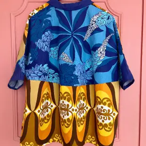 Oversize modell som påminner om kimono. Handsydd i bomull 