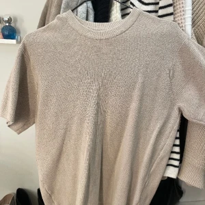 Stickad tshirt  - Supersnygg stickad tshirt från zara man men funkar snyggt på tjejer också