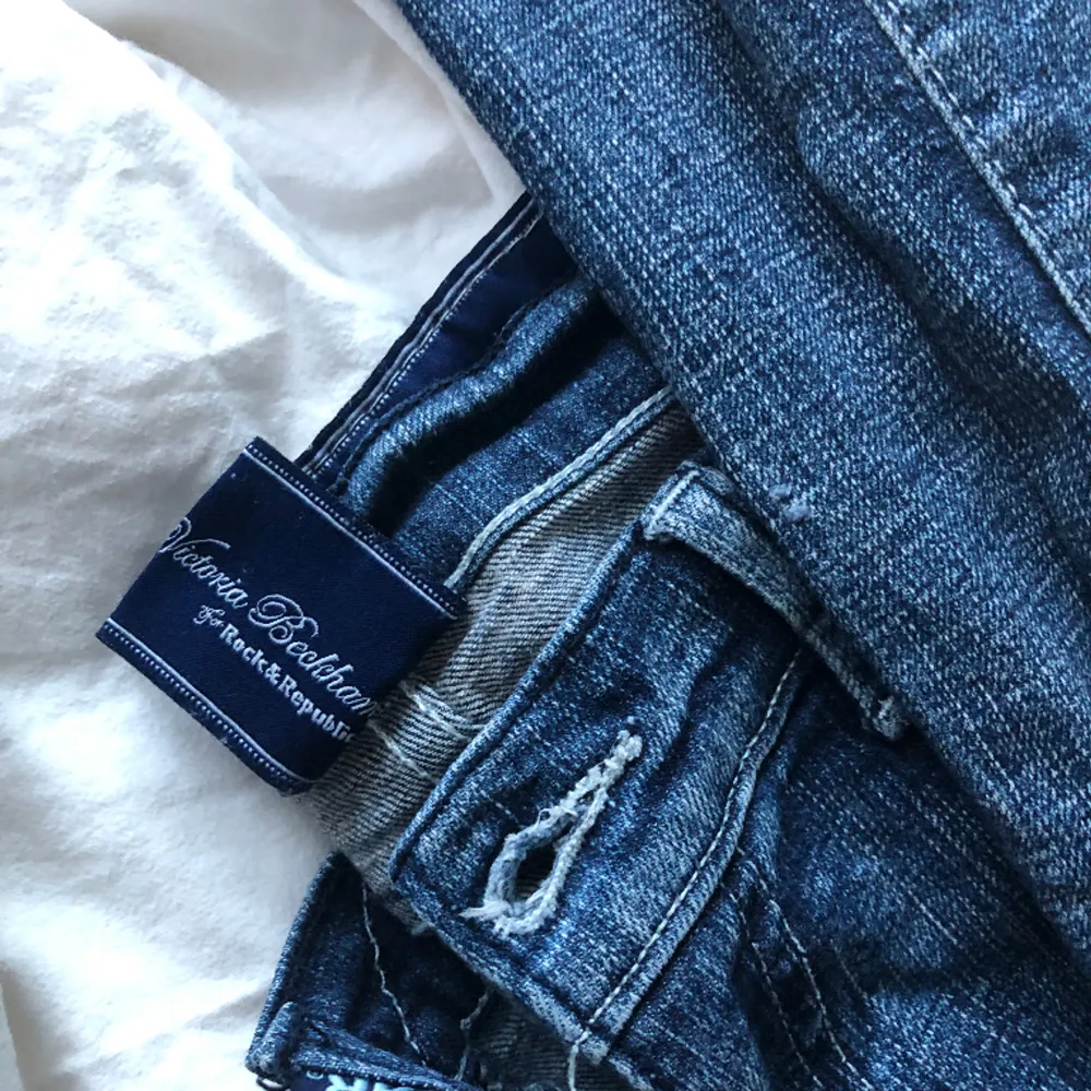 Ett par mörkblå Victoria Beckham jeans, i super kvalite, st 28 och passar perfekt till mig som är 168 cm lång, skriv privat för mer information och intresse!!. Jeans & Byxor.