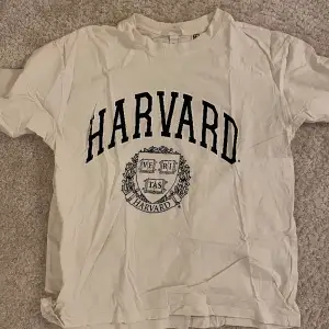 En T-shirt som har Harvard print på framsidan. Nästan helt oanvänd. 
