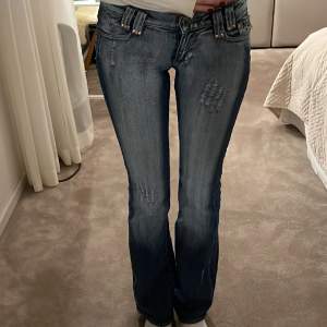Super coola o unika jeans men coola detaljer på fickorna! Står 36 i dem men dem är små in storleken så är med som 34! Jag är 170!