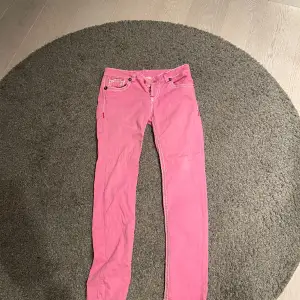 Ett par rosa true religon jeans i storlek 28 för bara 190kr!