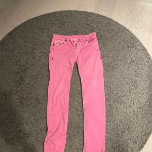 True religon pink  - Ett par rosa true religon jeans i storlek 28 för bara 190kr!