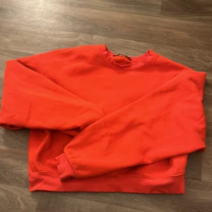Röd sweatshirt  - Nu säljer jag min röda bik bok sweatshirt när jag inte har plats i garderoben och hoppas att den kan komma till användning till nån annan.