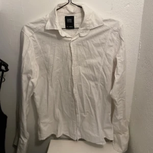 Vit skjorta - Vit skjorta i storlek M (passar S) från märket Feed Back. Jätte skönt material! och skjortan har inga skador. Kontakta mig dom du ska köpa eller om du har frågor💛