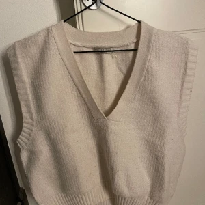 Stickad väst - Stuckad väst från Gina tricot strl S. Använd men fortfarande fin