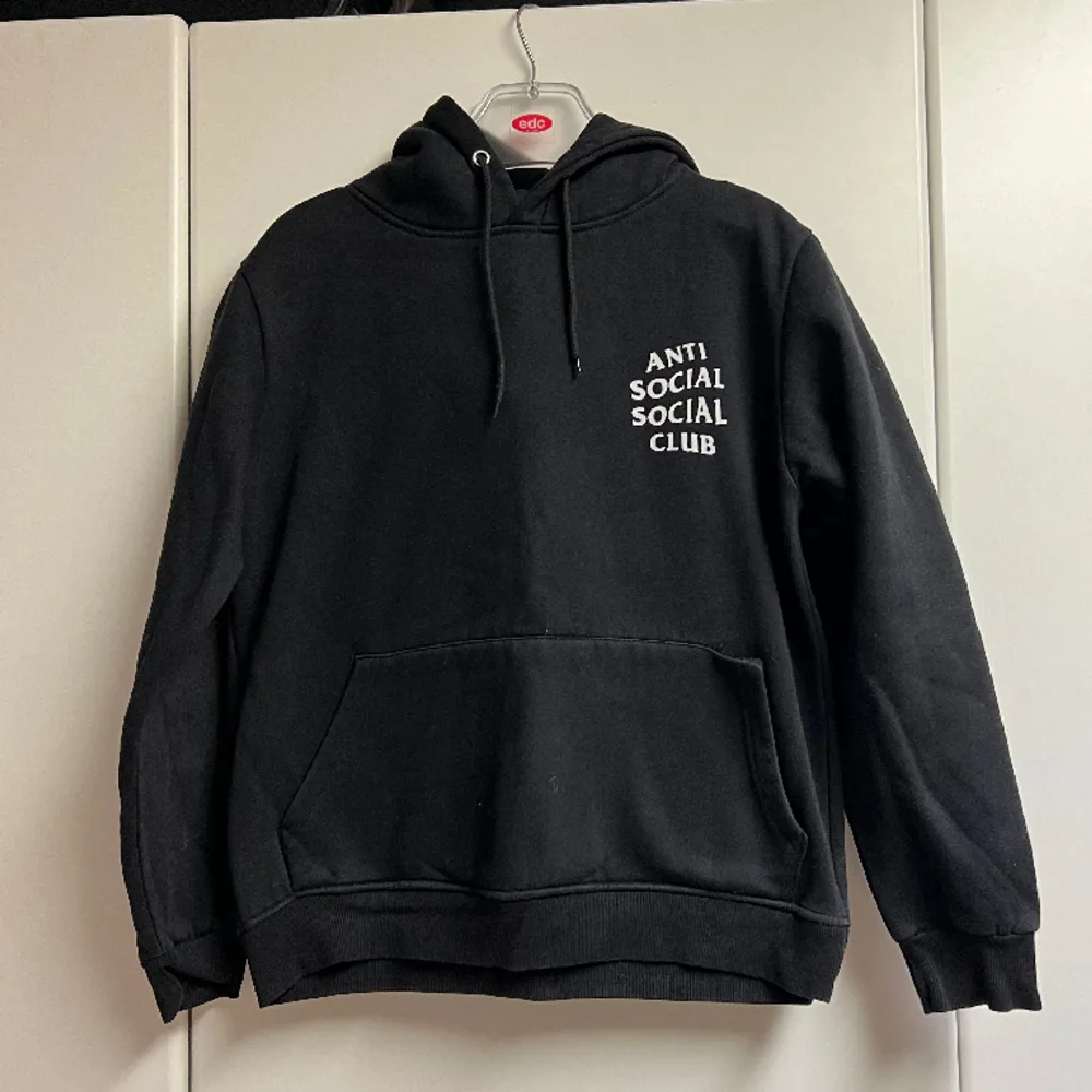 EJ ÄKTA Anti-social-social-club hoodie köpt från marknad i Hong Kong 🌇Tjockt material med fleece inuti så supermysig och perfekt till det kallare vädret nu 🌚 Gott skick!. Hoodies.