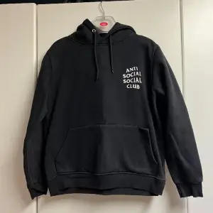 EJ ÄKTA Anti-social-social-club hoodie köpt från marknad i Hong Kong 🌇Tjockt material med fleece inuti så supermysig och perfekt till det kallare vädret nu 🌚 Gott skick!