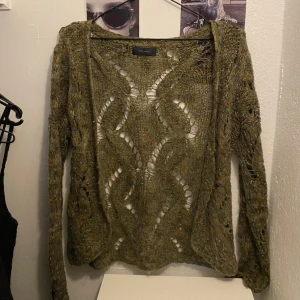 Stickad kofta - En stickad kofta i storlek M, passar S från Vero Moda. Koftan har inga skador och är sällan använd. Kontakta mig om du ska köpa eller om du har frågor💛