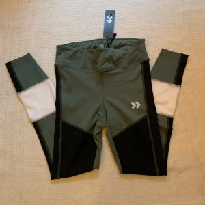 Olivgröna träningsbyxor - Träningsbyxor från Lager 157. Säljer då de inte riktigt passar mig❤️