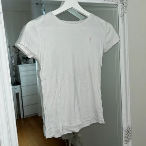 Ralph Lauren t-shirt - Säljer min Ralph Lauren t-shirt i strl S då den aldrig kommer till användning. Lite skrynklig då den bara legat i garderoben så behövs strykas men annars i jätte bra skick. Sparsamt använd. Tryck gärna på köp nu.💕