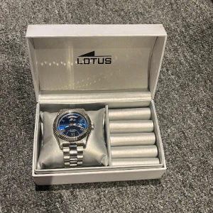 Lotus klocka (Day-Date) - En mycket snygg och stilig klocka som är perfekt för festliga tillfällen men även som en ”daily base klocka” nypris 1000 kr och vi säljer den endast för 400kr pågrund av en liten defekt, se sista bilden. Pris kan diskuteras 