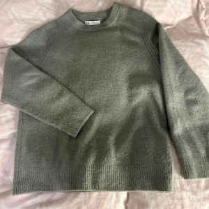 Stickad tröja - Stickad tröja från zara i storlek 164cm men passar mig som har s/m.