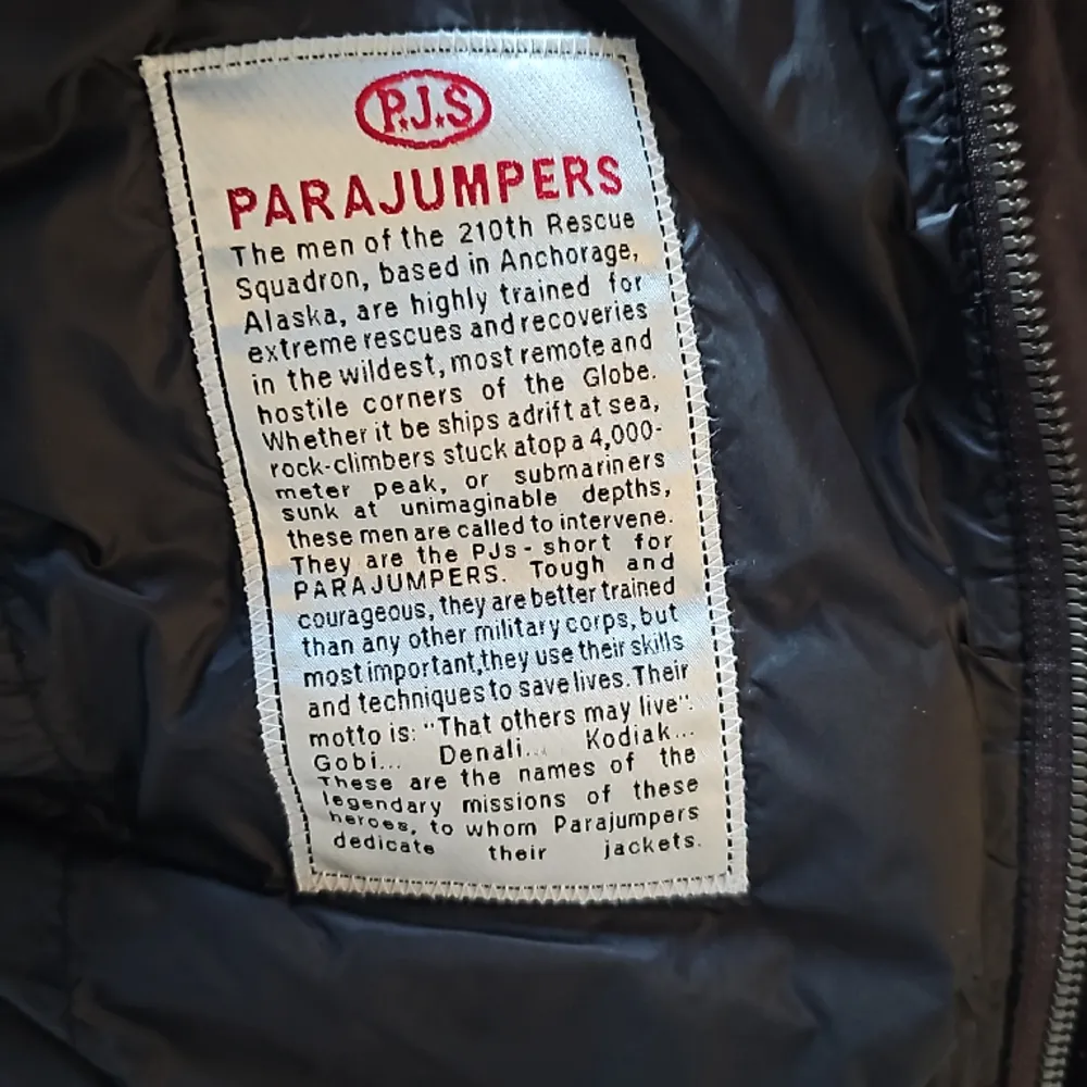 Hej säljer min Parajumper jacka som är i storlek YL. Passar för dom som har xs eller s säljer pga att den är förliten ny pris ligger runt 3000 pris kan diskuteras inga oseriösa köpare. Jackor.