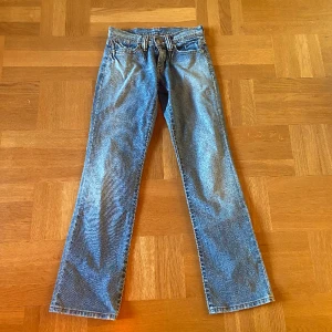 Lågmidjade levis jeans - Superfina levis jeans i en utsvängd/rak modell. Enda defekt är en pytteliten slitning på baksidan av benet som syns på 3e bilden, annars perfekt skick☺️Skriv privat för fler bilder eller mått💕