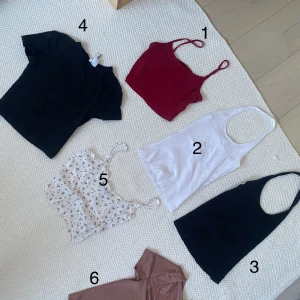 Toppar - Toppar från blandade märken nmr 1= 10kr, 2=30kr, 3=30kr, 4= 25kr, 5= 10kr, 6=30kr Köp alla sex plagg för 110kr🤩🤩