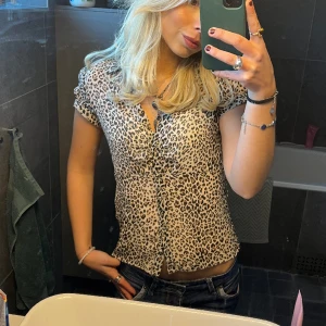 Leopard blus - Superfin leopard blus, aldrig använd! 