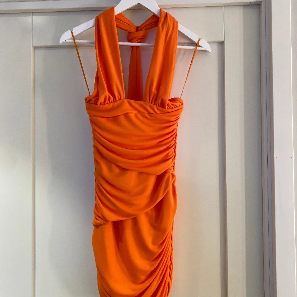 orange klänning från zara som man knyter omlott framtill🤍bra skick!! skriv för bild med den på. Klänningar.