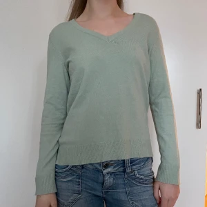 Stickad tröja - Säljer denna jättesköna och fina stickade tröja i en ljusgrön färg!🩷