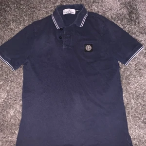 Stone island piké  - Blå Stone island piké skum fitt, Storlek S Bar skick 8/10  Äkta Inget kvitto Nypris 1500