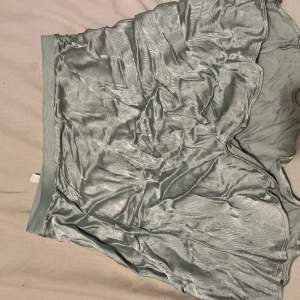 Silk kjol i storlek M från h&m jätte fin färg ❤️