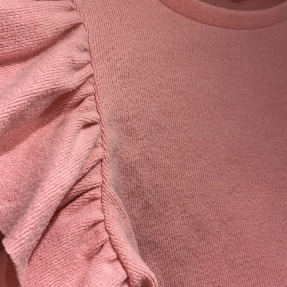 En rosa blus med fina volanger. Storlek M men passar mindre.. Blusar.