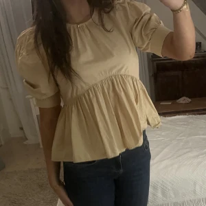 Neon & Nylon beige blus - Så fin och aldrig använd beige blus ifrån Neon & Nylon i storlek 38. Bra skick.