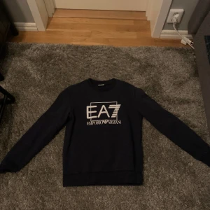 EA7 sweatshirt - Blå EA7 tröja Toppen skick 9,5/10  Sparsamt använd Storlek S  Ny pris 1200