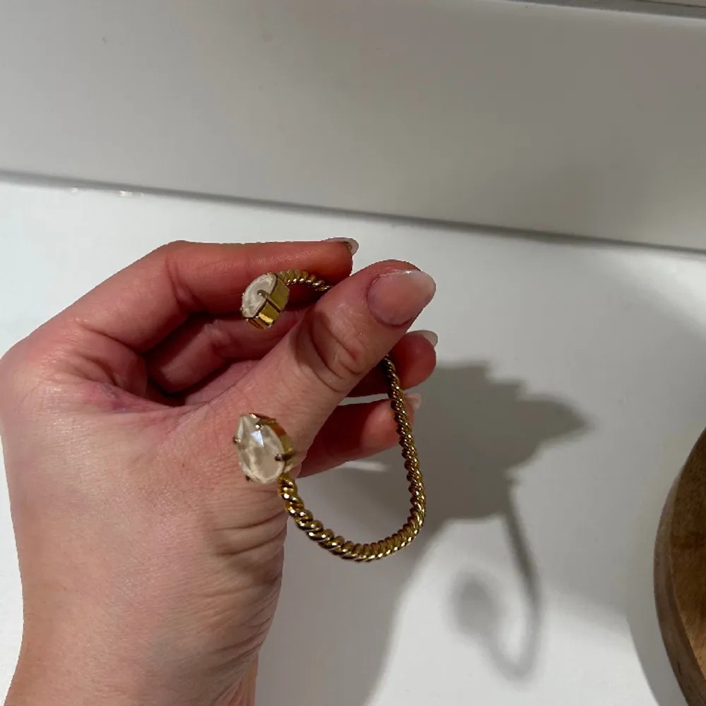 Superfint armband från Caroline Svedbom i beiga/ljusrosa stenar. Justerbar storlek 🥰. Accessoarer.