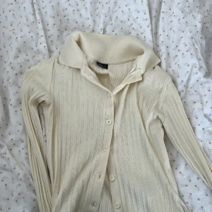 Ribbad topp - Jag säljer denna toppen från Gina då den är för liten för mig:( pris kan diskuteras (den är som ny)