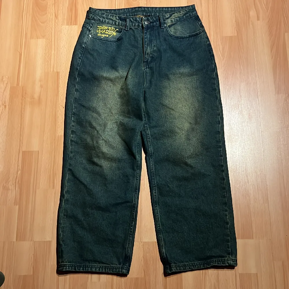 Sjuuuka edhardy jeans baggy asf too🤤🤤🙏pm för mått🐊💯pris går diskuteras. Jeans & Byxor.