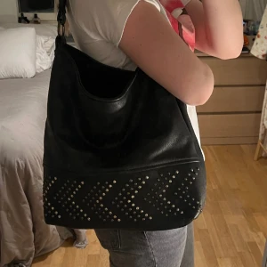 Väska - Cool svart väska med detaljer, passar perfekt som skolväska!