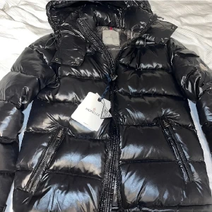 Moncler maya jacka - Säljer min vinterjacka eftersom att den ej passade mig.  Kvittot finns och hör av dig i DM för mer info  Kan gå ner i pris vid snabb affär