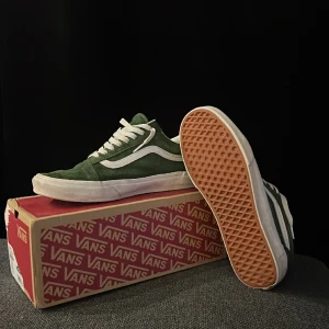 Vans - Säljer ett par feta Vans som är i mörkgrön mocka. Skick 9/10  Säljer pga använder inte.