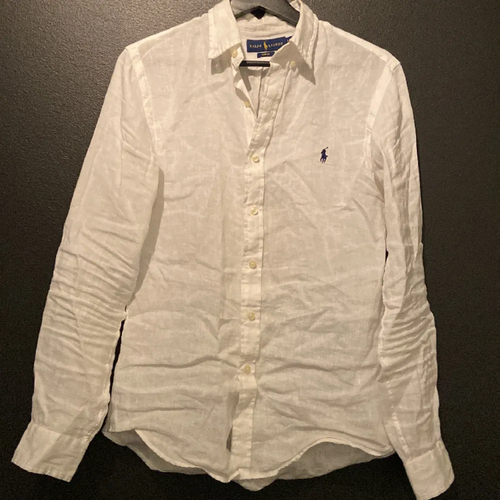 Tjena! Säljer denna fina Ralph lauren linneskjorta då den blivit för liten. Den är använd men inte särskilt mycket, skick är därför 8/10! Nypris 1200kr. Skjortor.