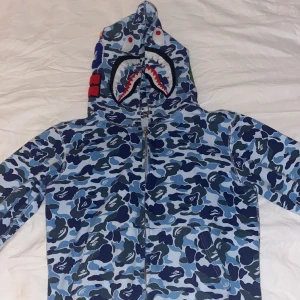 Bape hoodie - Säljer min äkta bape då den inte längre kommer till användning! Kontakt mig vid flera frågor 💕