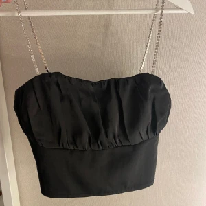 Festtopp - Supersnygg festtopp med pärlband från Nakd, nypris 399💎 Finns en dragkedja på ena sidan. Använd endast en gång, säljer då den tyvärr är för liten för mig. Hör gärna av dig vid intresse💗