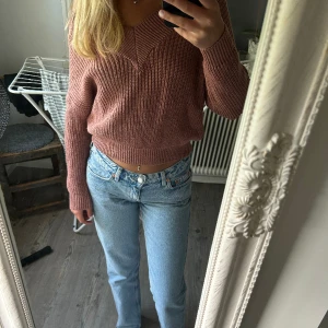 Stickad tröja - Säljer denna smutsrosa fina stickade tröjan eftersom jag aldrig använder den, man kan även ha den som off-shoulder🤝🏼😄